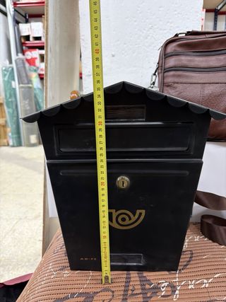 Buzón Negro ARFE con Símbolo Dorado