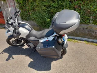 BMW G650GS con maletas