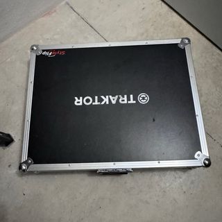 Kontrol S8 NI + Maleta + licencia + extras