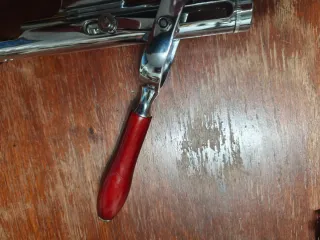 Sacacorchos de pared metálico