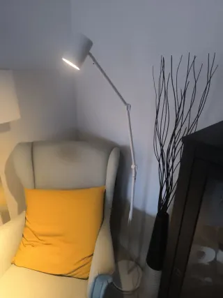 Flexo de pie Ikea blanco metal.