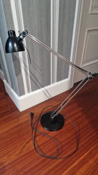 Lámpara de mesa articulada negra y plateada