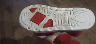 Botas de agua rojas para niño/a pequeño.