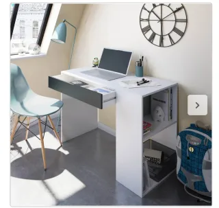 Escritorio blanco  y mueble organizado