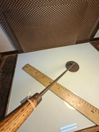 Quemador antiguo con mango de madera