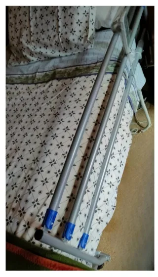 Cama geriátrica con barandillas y colchón