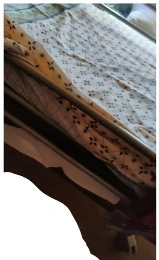 Cama geriátrica con barandillas y colchón