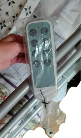 Cama geriátrica con barandillas y colchón