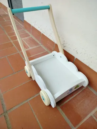 Cochecito de madera para bebé