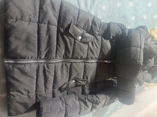 Cazadora mujer gris y negra con capucha