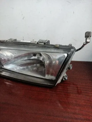 Faro Izquierdo Nissan Almera 2004