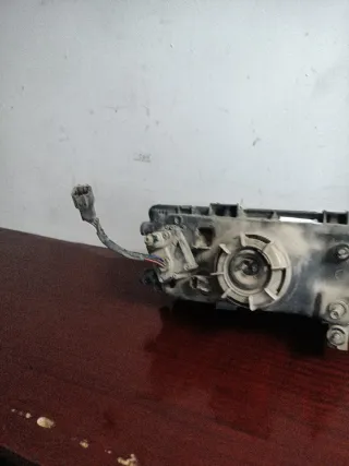 Faro Izquierdo Nissan Almera 2004