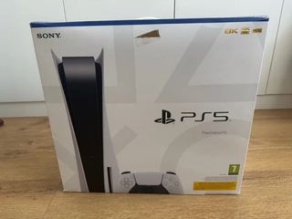 Caja PS5 (PlayStation 5) con cartones y manuales