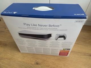 Caja PS5 (PlayStation 5) con cartones y manuales