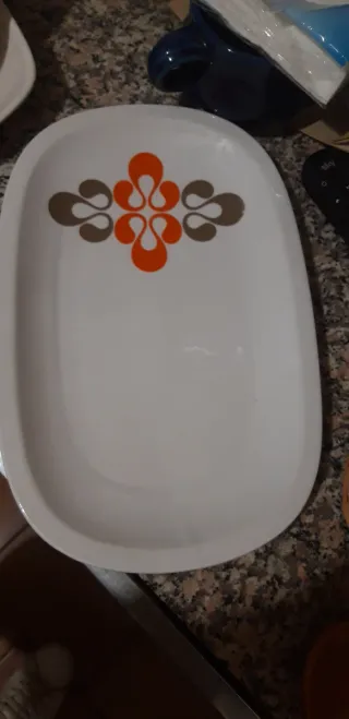 1 vassoio,1 teglia da forno,1 scodella, 4 ciotole