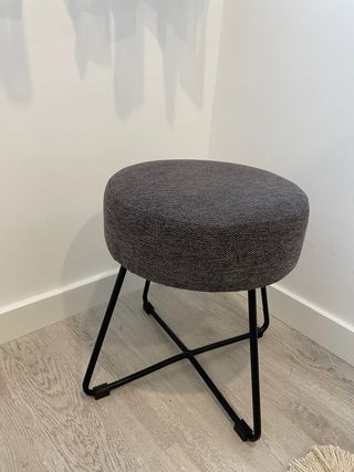 Taburete tapizado gris y negro