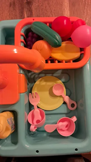 Fregadero de juguete con accesorios