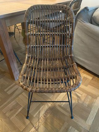 Seis sillas de ratán con patas metálicas