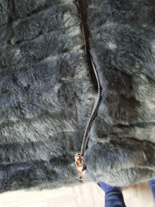 Gilet in pelliccia grigio con cappuccio