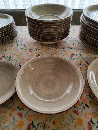 Vajilla cerámica beige y marrón