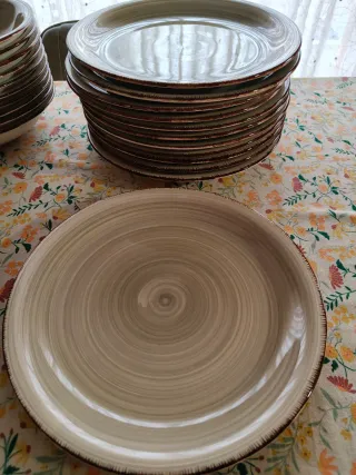 Vajilla cerámica beige y marrón