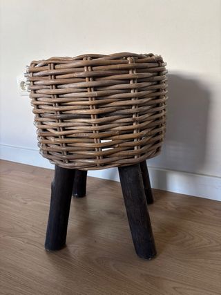 Taburete de mimbre y madera