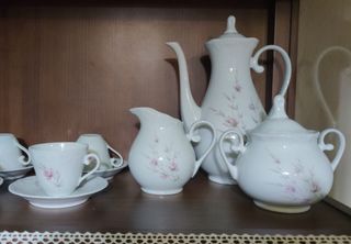 Juego de té de porcelana con flores