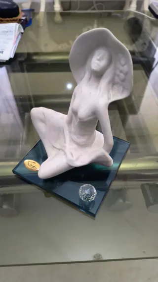 Statuina Donna con Cappello