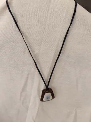 Colar com pingente de madeira e madrepérola