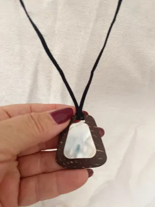 Colar com pingente de madeira e madrepérola