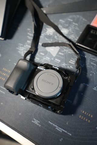 Sony ZV-E10 + SmallRig + BATERÍAS