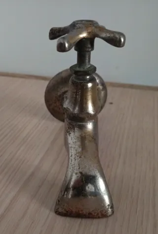 Grifo antiguo de latón