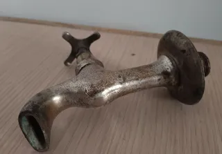 Grifo antiguo de latón