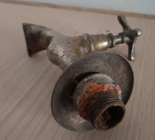 Grifo antiguo de latón