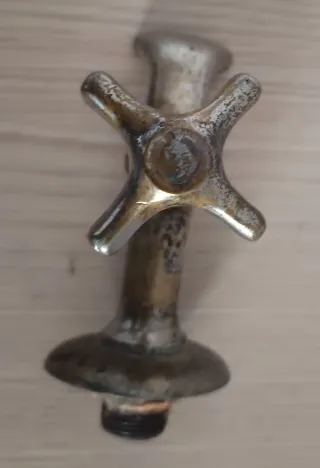 Grifo antiguo de latón