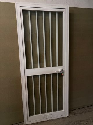 Puerta aluminio con rejas y llave