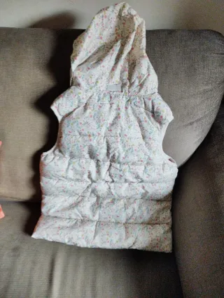 Chaleco niña floral con capucha