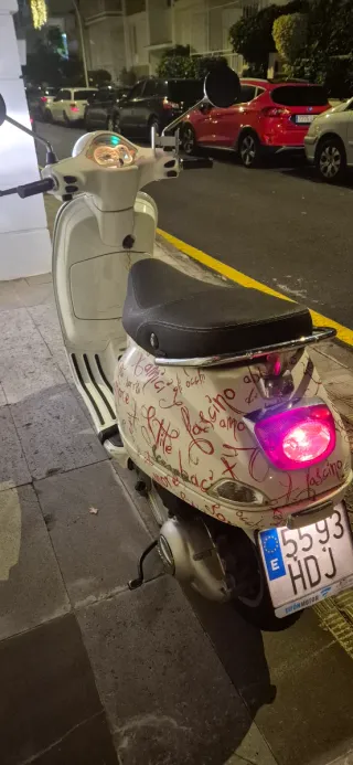 Vespa 125 Edición Especial 2011 -2 12.000 kms