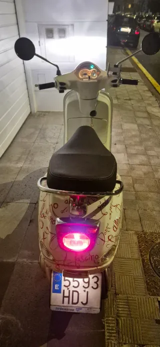 Vespa 125 Edición Especial 2011 -2 12.000 kms