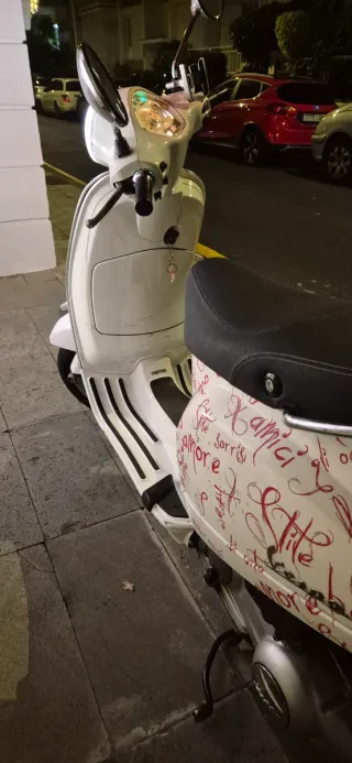 Vespa 125 Edición Especial 2011 -2 12.000 kms