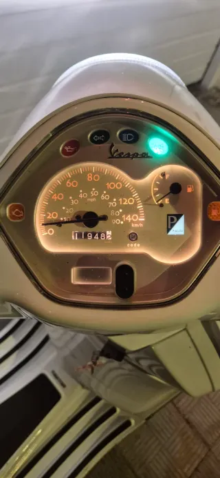 Vespa 125 Edición Especial 2011 -2 12.000 kms