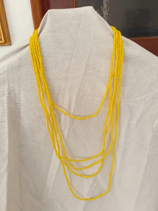 Colar de contas amarelo