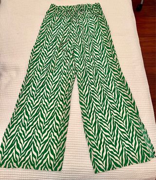 Pantalón fluido estampado cebra verde