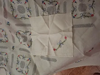 Mantelería bordada 12 servicios de Talavera.