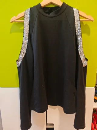 Blusa negra hombros descubiertos con lentejuelas