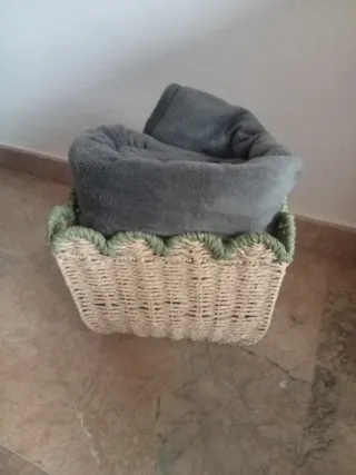 Cesta de mimbre beige y verde