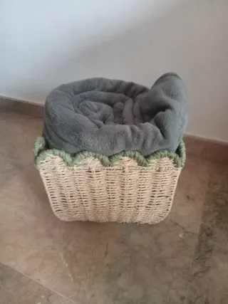 Cesta de mimbre beige y verde