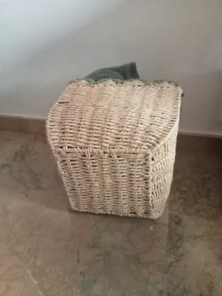 Cesta de mimbre beige y verde