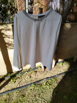 Blusa blanca con detalles plateados Blusas blanca