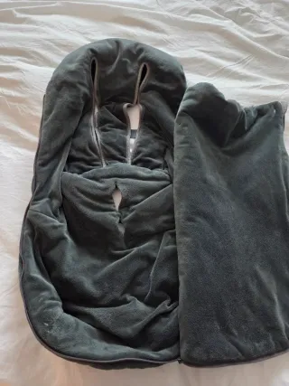 Funda para cochecito gris con puntos